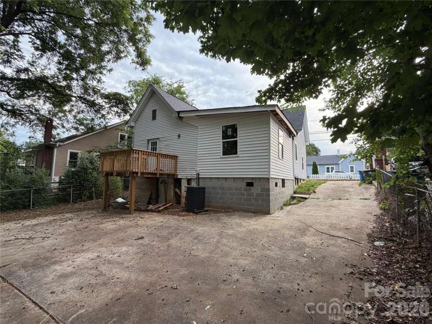 305 Harrison Street, Salisbury, NC 28144.  MLS# CAR4393972, YatesRealty ID 30957. 