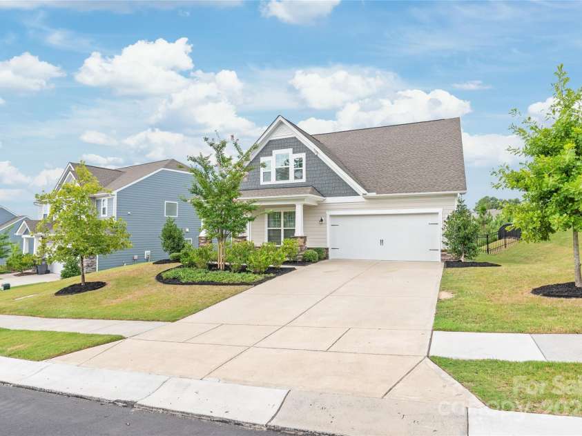 16726 Cozy Cove Road, Charlotte, NC 28278.  MLS# CAR4288880, YatesRealty ID 30958. 15 minutes to Charlotte International Airport, 25 minutes to Uptown Charlotte, Easy access to major highways such as 77, 485, 85.