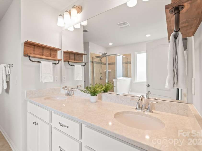 16726 Cozy Cove Road, Charlotte, NC 28278.  MLS# CAR4288880, YatesRealty ID 30958. Enjoy the convenience of double sinks paired with generous cabinet space for all your essentials.
