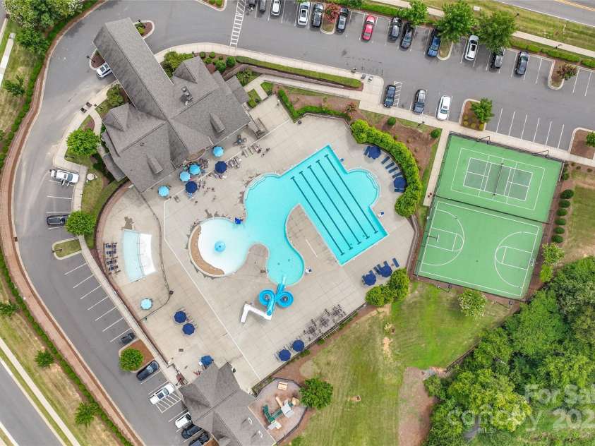 16726 Cozy Cove Road, Charlotte, NC 28278.  MLS# CAR4288880, YatesRealty ID 30958. From pickleball matches to pickup basketball games, enjoy plenty of space to play and connect with neighbors.