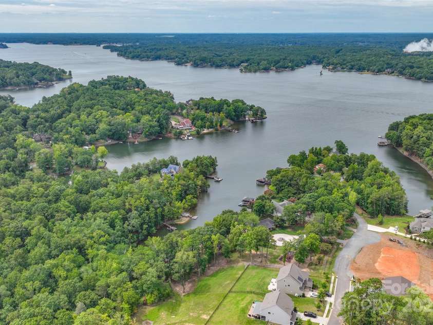 16726 Cozy Cove Road, Charlotte, NC 28278.  MLS# CAR4288880, YatesRealty ID 30958. Living near the lake means endless opportunities for adventure, peace, and everything in between.