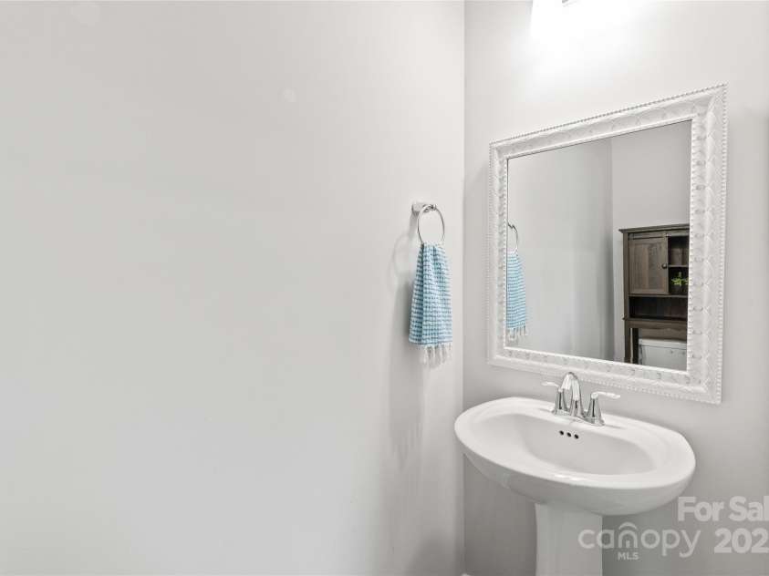 16726 Cozy Cove Road, Charlotte, NC 28278.  MLS# CAR4288880, YatesRealty ID 30958. Tucked away on the main level, this powder room is ideal for guests and day-to-day living.