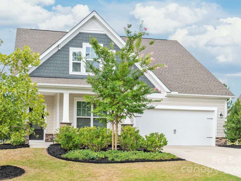 16726 Cozy Cove Road, Charlotte, NC 28278.  MLS# CAR4288880, YatesRealty ID 30958. While The Palisades offers a serene and peaceful setting, it is also conveniently located near Charlotte. This provides easy access to urban amenities, including shopping centers, restaurants, and entertainment option