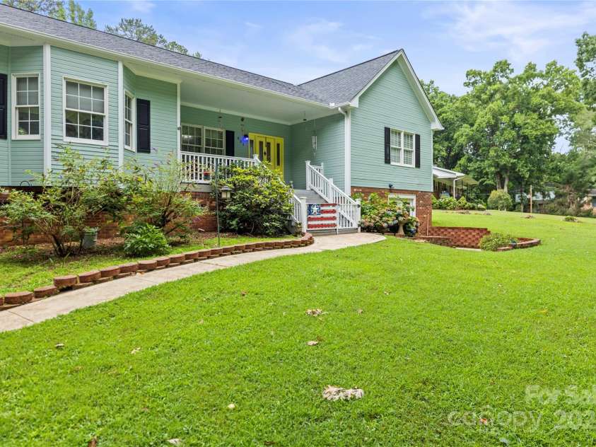 601 Elmwood Circle, Dallas, NC 28034.  MLS# CAR4278259, YatesRealty ID 30959. 