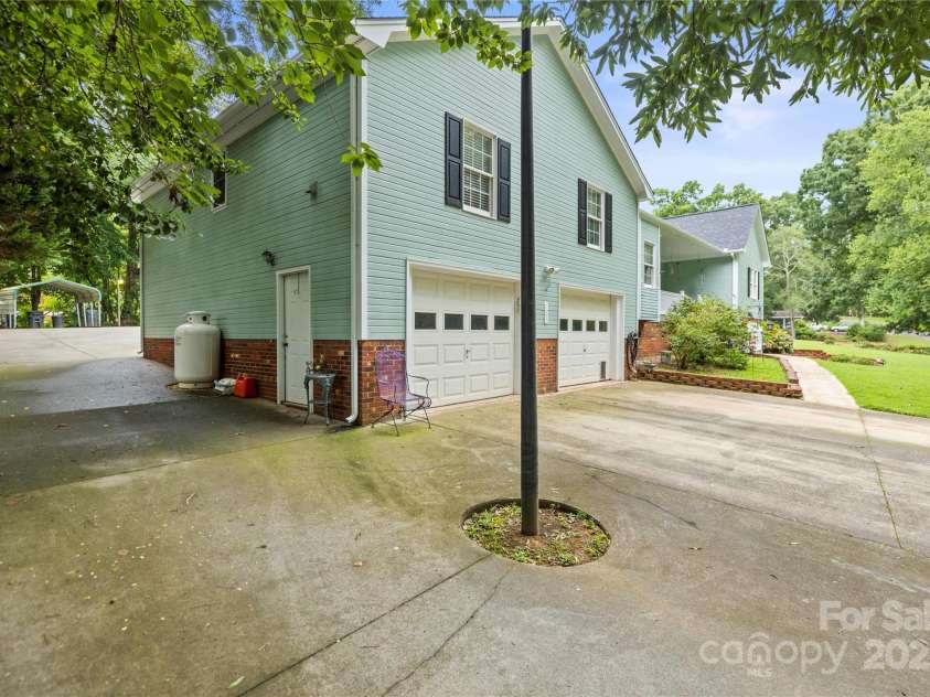 601 Elmwood Circle, Dallas, NC 28034.  MLS# CAR4278259, YatesRealty ID 30959. 