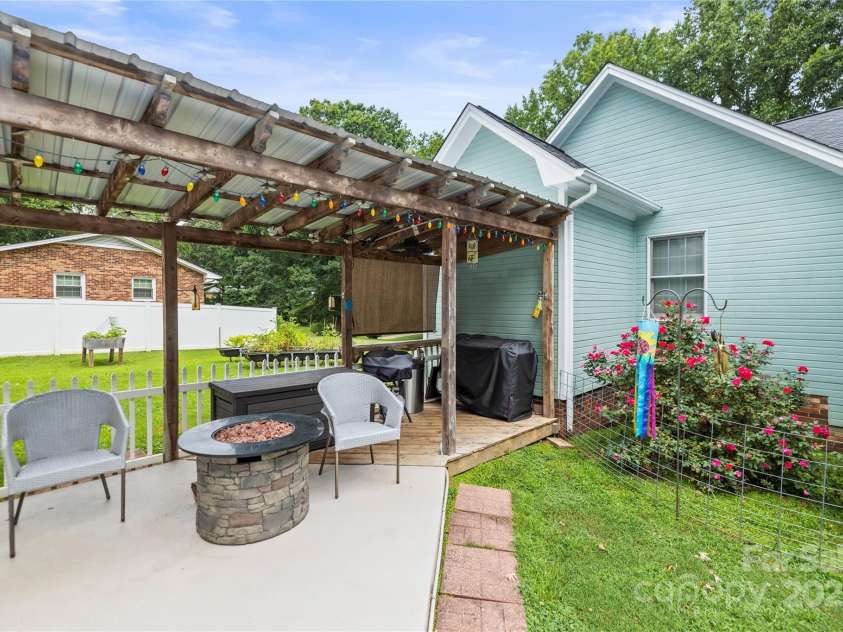 601 Elmwood Circle, Dallas, NC 28034.  MLS# CAR4278259, YatesRealty ID 30959. 