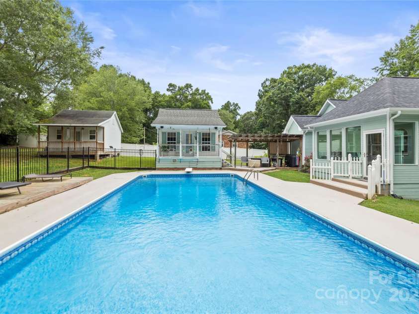 601 Elmwood Circle, Dallas, NC 28034.  MLS# CAR4278259, YatesRealty ID 30959. 