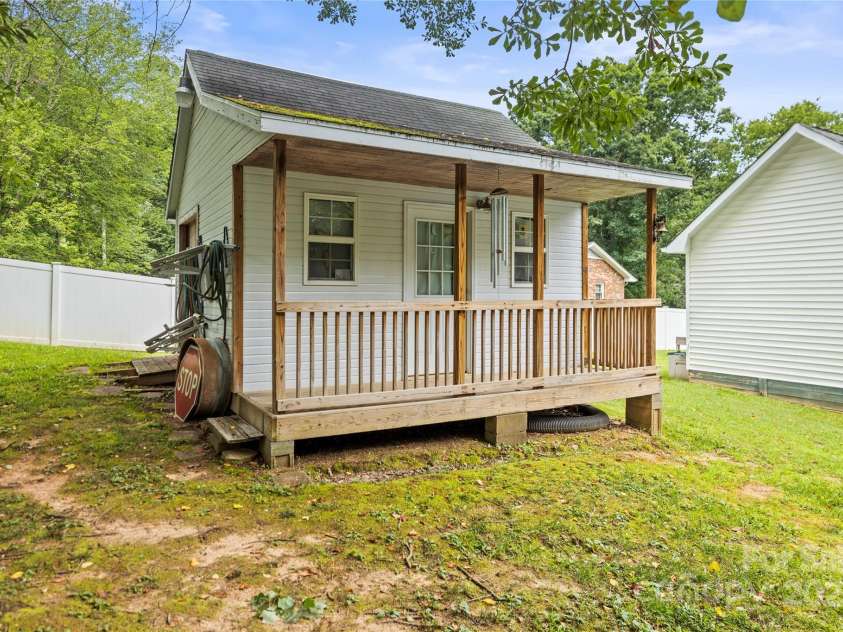 601 Elmwood Circle, Dallas, NC 28034.  MLS# CAR4278259, YatesRealty ID 30959. 