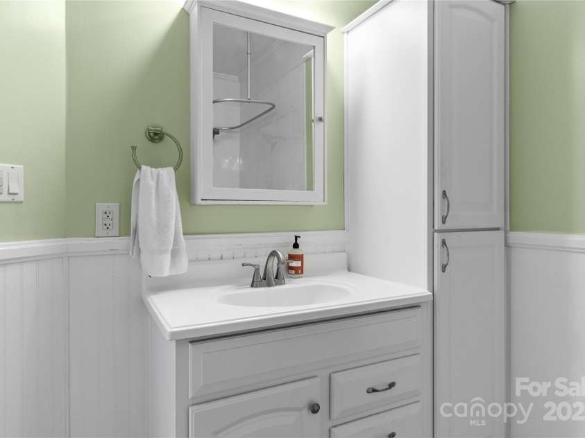 601 Elmwood Circle, Dallas, NC 28034.  MLS# CAR4278259, YatesRealty ID 30959. 