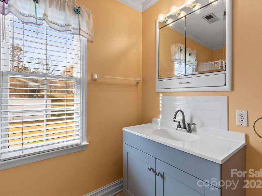 601 Elmwood Circle, Dallas, NC 28034.  MLS# CAR4278259, YatesRealty ID 30959. 