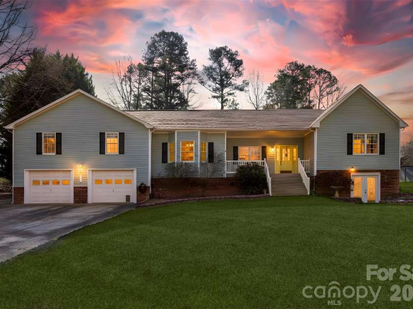 601 Elmwood Circle, Dallas, NC 28034.  MLS# CAR4338547, YatesRealty ID 30959. 