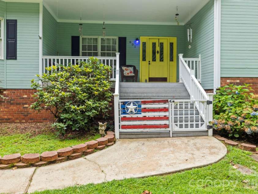 601 Elmwood Circle, Dallas, NC 28034.  MLS# CAR4338547, YatesRealty ID 30959. 