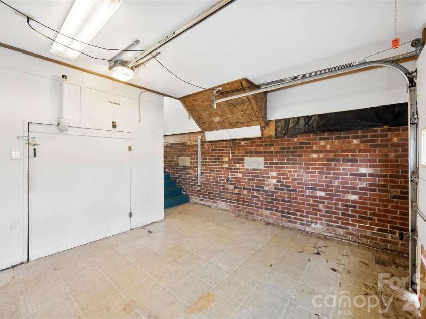 601 Elmwood Circle, Dallas, NC 28034.  MLS# CAR4338547, YatesRealty ID 30959. 