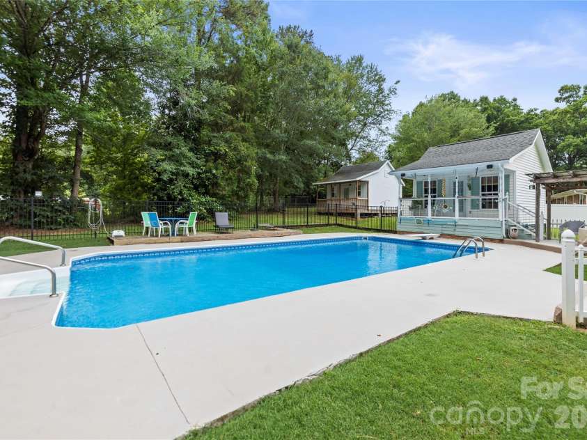 601 Elmwood Circle, Dallas, NC 28034.  MLS# CAR4338547, YatesRealty ID 30959. 