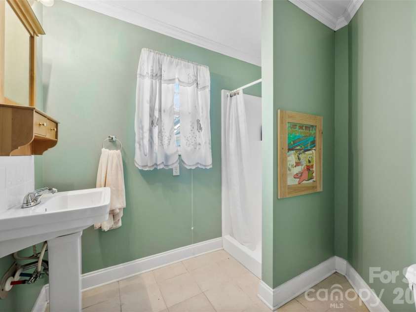 601 Elmwood Circle, Dallas, NC 28034.  MLS# CAR4338547, YatesRealty ID 30959. 