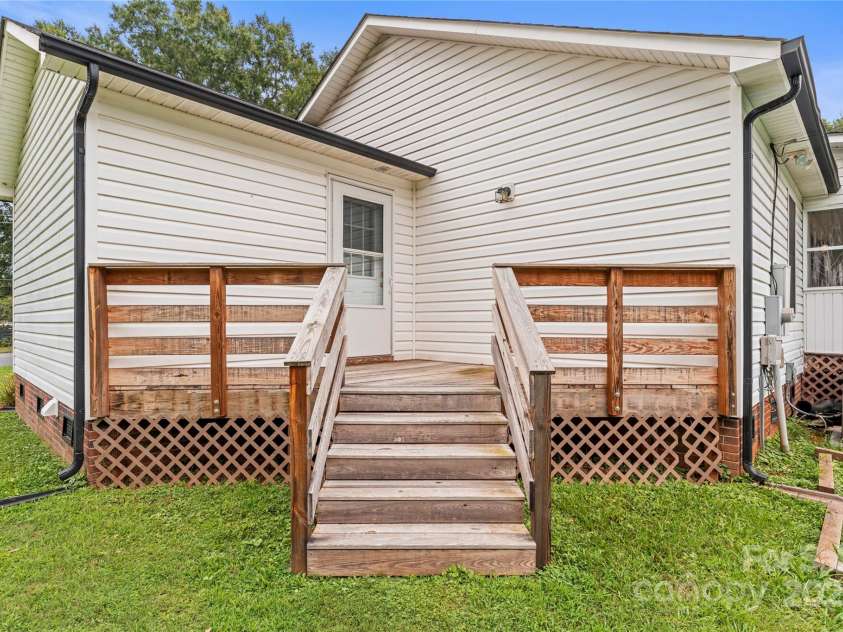 707 Battleground Road, Lincolnton, NC 28092.  MLS# CAR4289540, YatesRealty ID 30960. 