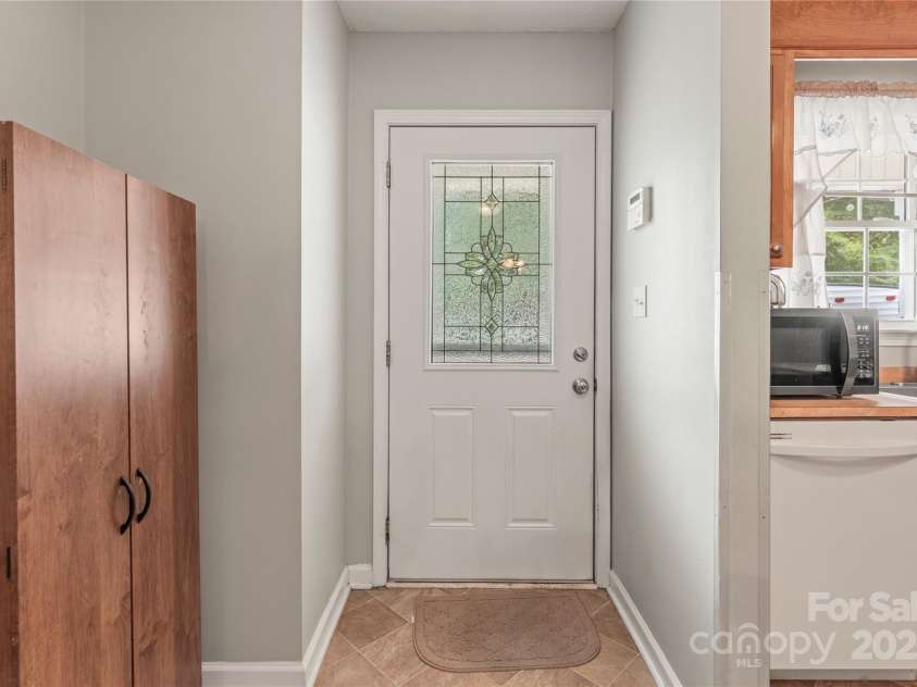 707 Battleground Road, Lincolnton, NC 28092.  MLS# CAR4289540, YatesRealty ID 30960. 