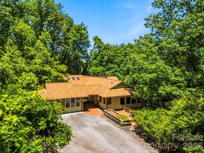 1430 Valmont Drive, Hendersonville, NC 28791.  MLS# CAR4390315, YatesRealty ID 30961. 