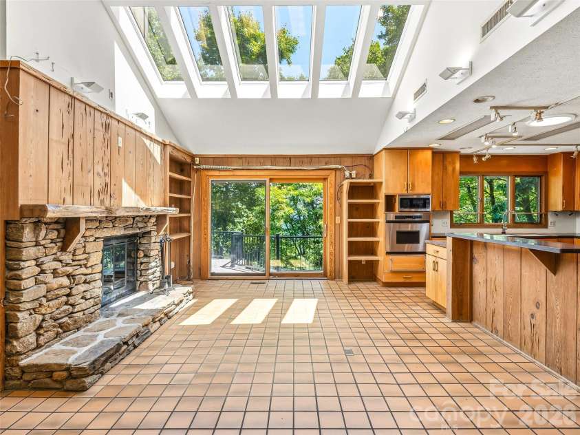 1430 Valmont Drive, Hendersonville, NC 28791.  MLS# CAR4390315, YatesRealty ID 30961. 