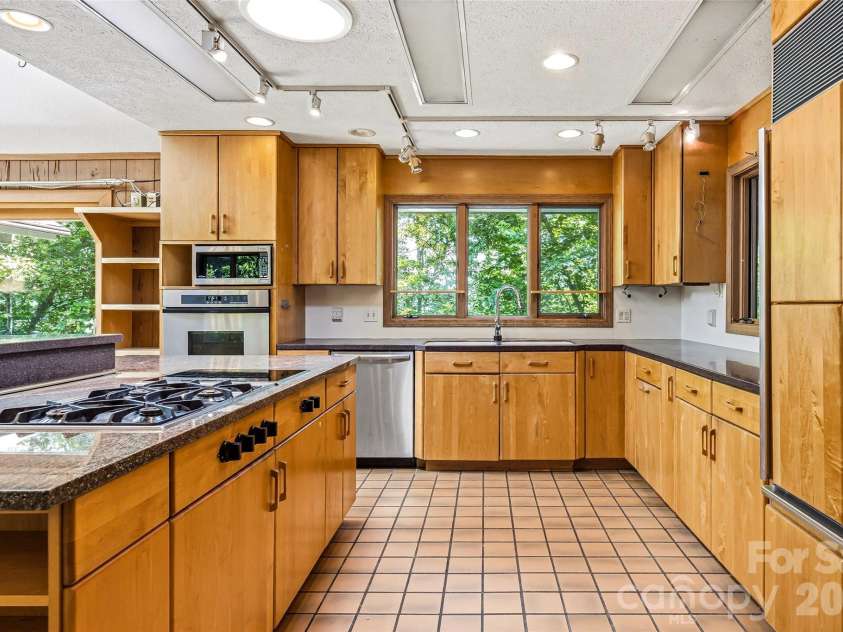 1430 Valmont Drive, Hendersonville, NC 28791.  MLS# CAR4390315, YatesRealty ID 30961. 