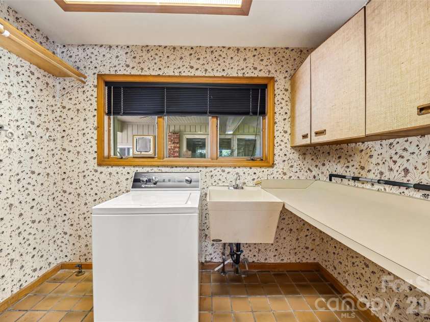1430 Valmont Drive, Hendersonville, NC 28791.  MLS# CAR4390315, YatesRealty ID 30961. 