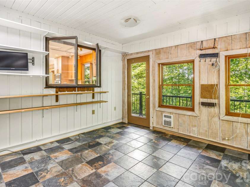 1430 Valmont Drive, Hendersonville, NC 28791.  MLS# CAR4390315, YatesRealty ID 30961. 