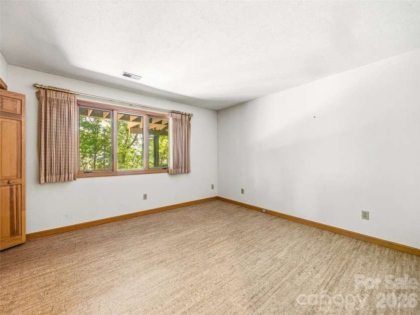 1430 Valmont Drive, Hendersonville, NC 28791.  MLS# CAR4390315, YatesRealty ID 30961. 