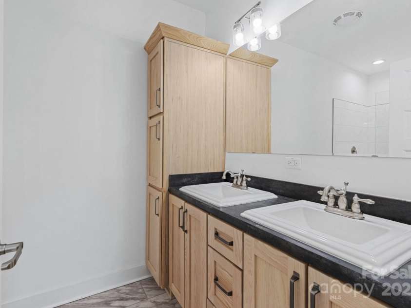 139 Mullinax Drive, Hendersonville, NC 28792.  MLS# CAR4242141, YatesRealty ID 30962. Primary ensuite 