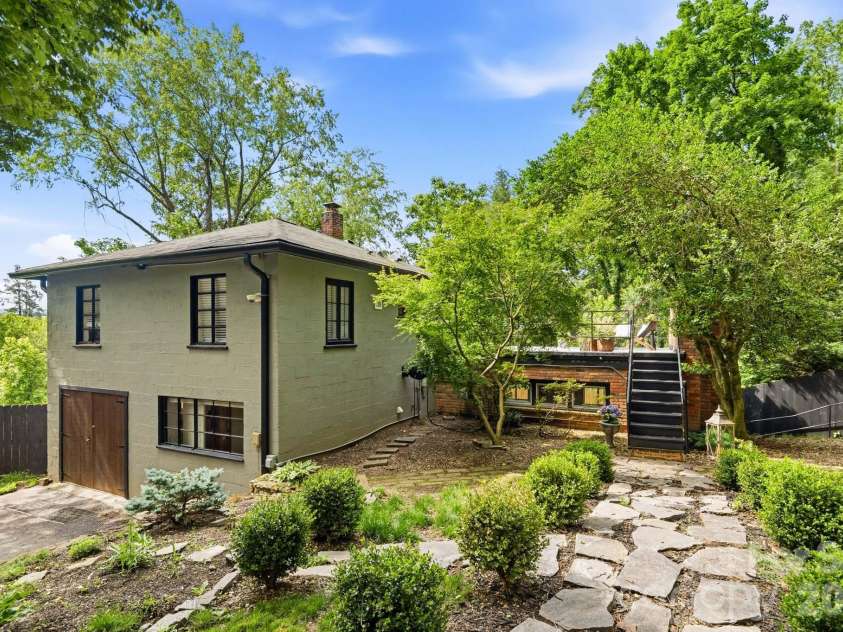 38 Aurora Drive, Asheville, NC 28805.  MLS# CAR4390235, YatesRealty ID 30965. 