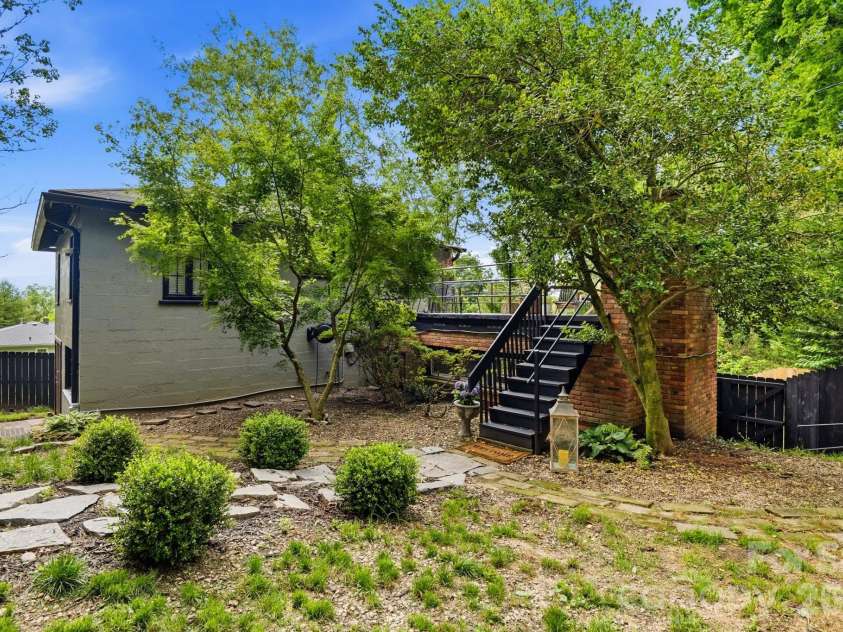 38 Aurora Drive, Asheville, NC 28805.  MLS# CAR4390235, YatesRealty ID 30965. 