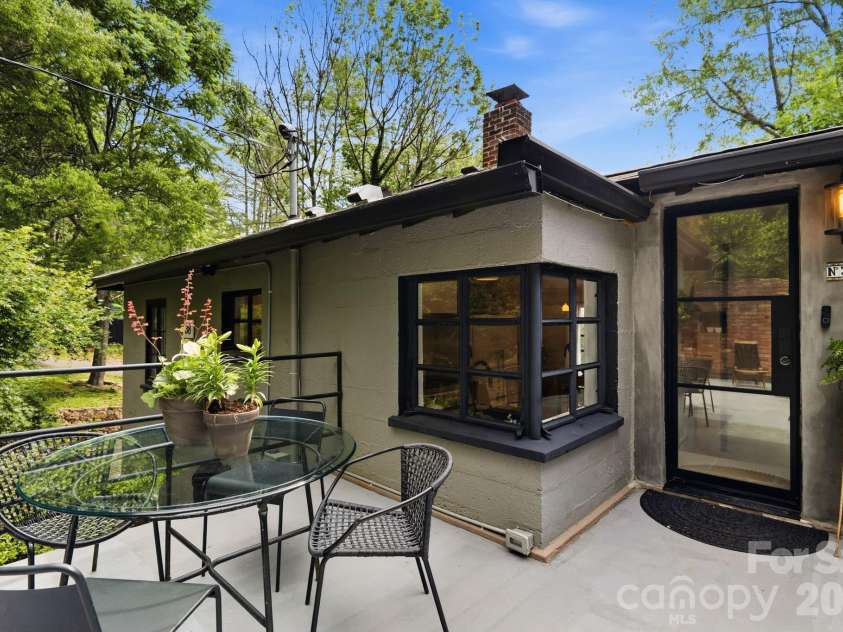 38 Aurora Drive, Asheville, NC 28805.  MLS# CAR4390235, YatesRealty ID 30965. 