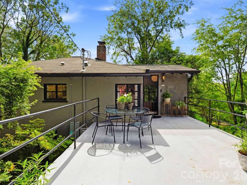 38 Aurora Drive, Asheville, NC 28805.  MLS# CAR4390235, YatesRealty ID 30965. 