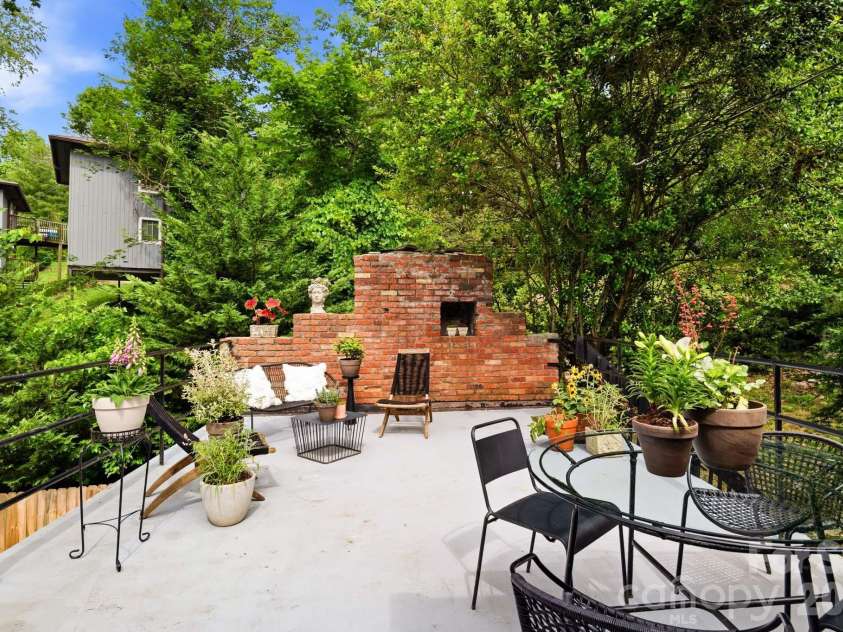 38 Aurora Drive, Asheville, NC 28805.  MLS# CAR4390235, YatesRealty ID 30965. 