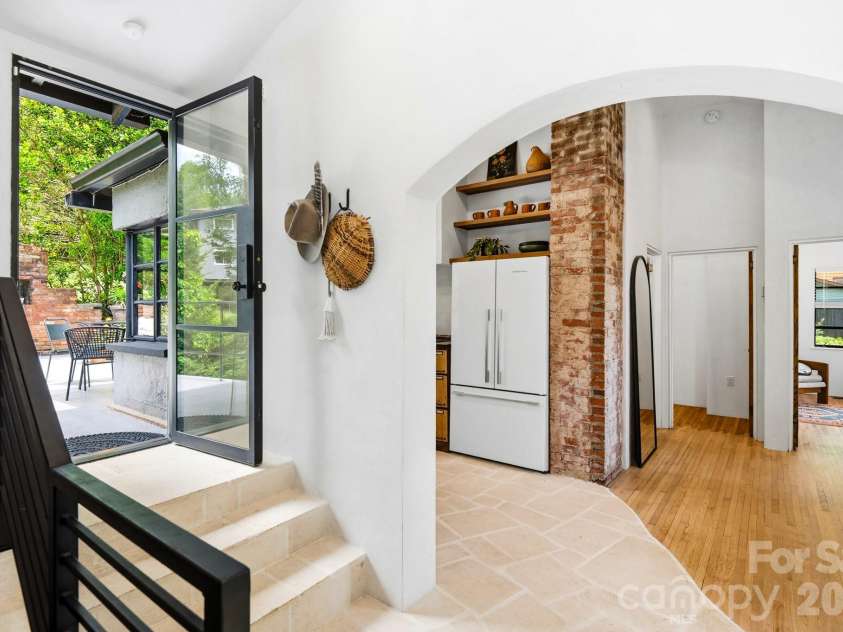 38 Aurora Drive, Asheville, NC 28805.  MLS# CAR4390235, YatesRealty ID 30965. 