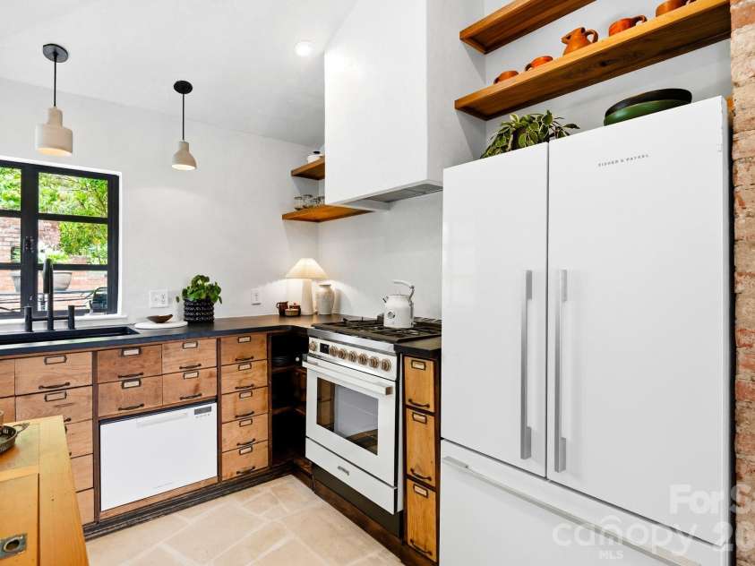 38 Aurora Drive, Asheville, NC 28805.  MLS# CAR4390235, YatesRealty ID 30965. 