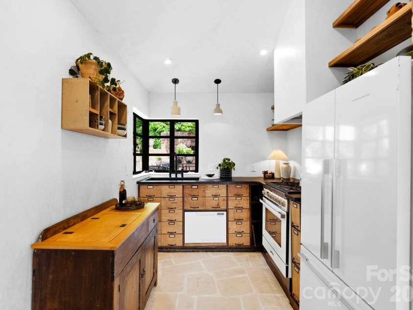38 Aurora Drive, Asheville, NC 28805.  MLS# CAR4390235, YatesRealty ID 30965. 