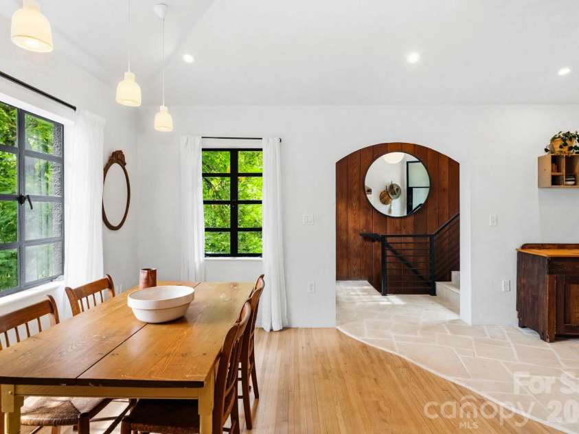 38 Aurora Drive, Asheville, NC 28805.  MLS# CAR4390235, YatesRealty ID 30965. 