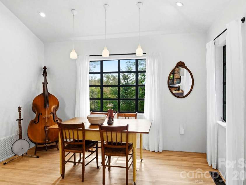 38 Aurora Drive, Asheville, NC 28805.  MLS# CAR4390235, YatesRealty ID 30965. 
