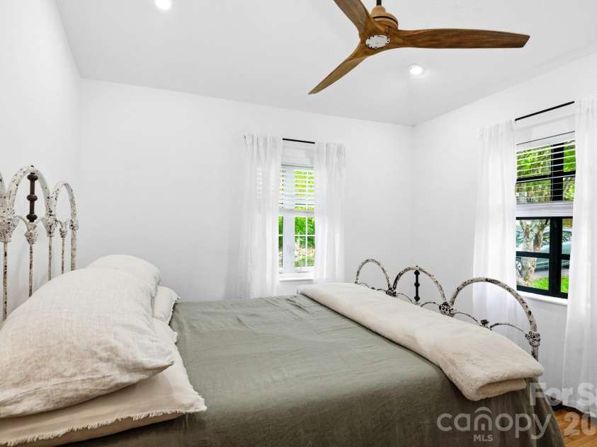 38 Aurora Drive, Asheville, NC 28805.  MLS# CAR4390235, YatesRealty ID 30965. 