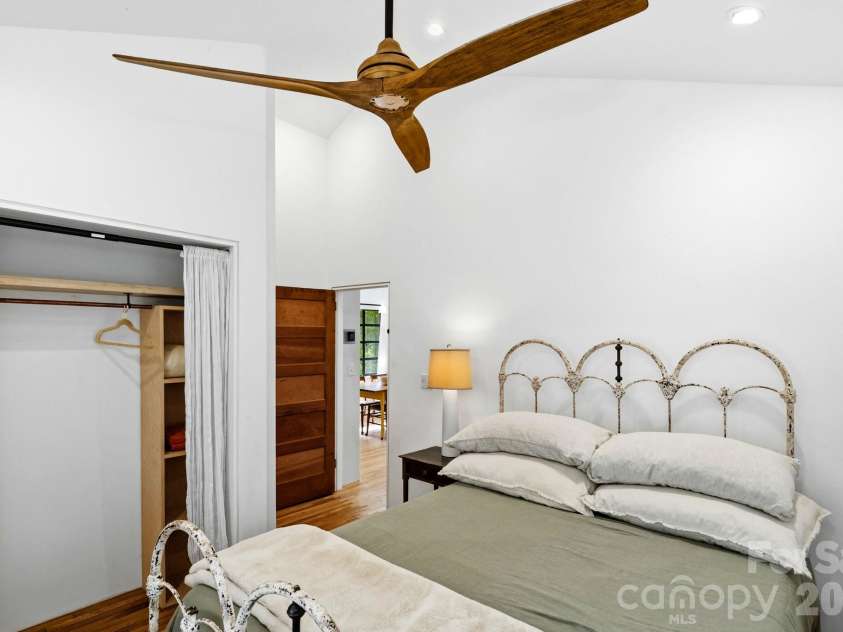 38 Aurora Drive, Asheville, NC 28805.  MLS# CAR4390235, YatesRealty ID 30965. 