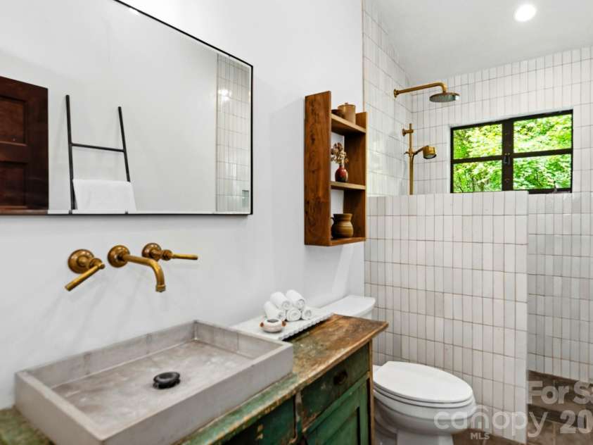 38 Aurora Drive, Asheville, NC 28805.  MLS# CAR4390235, YatesRealty ID 30965. 
