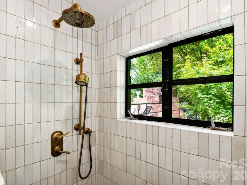 38 Aurora Drive, Asheville, NC 28805.  MLS# CAR4390235, YatesRealty ID 30965. 