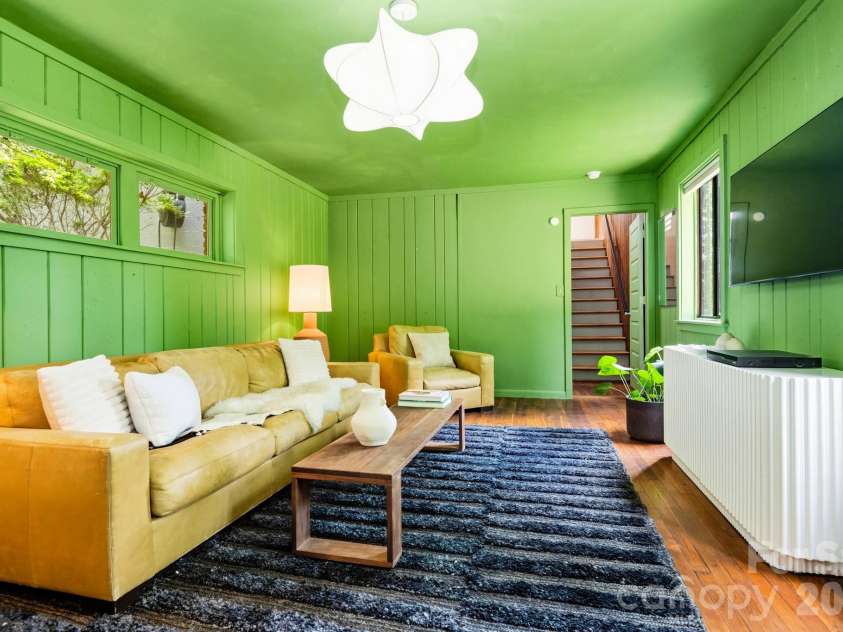 38 Aurora Drive, Asheville, NC 28805.  MLS# CAR4390235, YatesRealty ID 30965. 