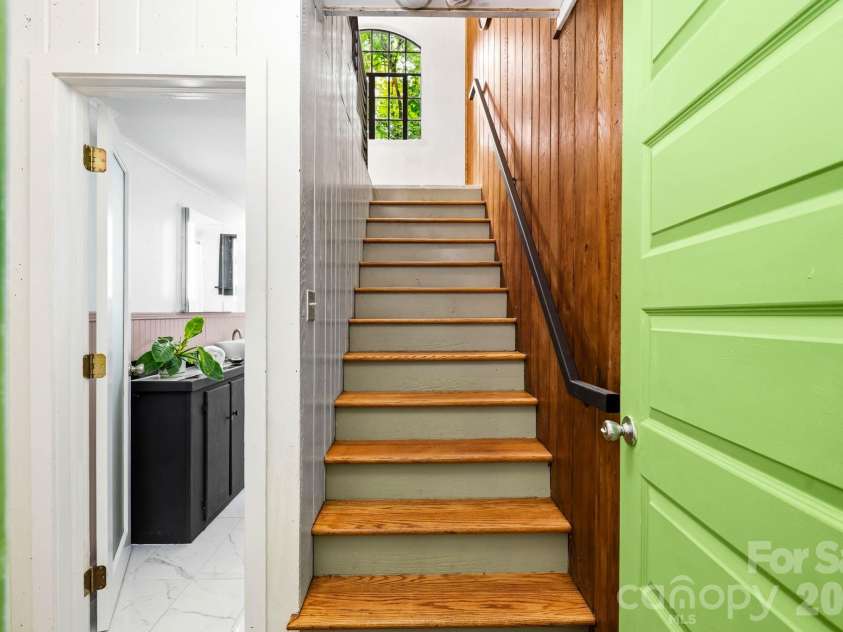 38 Aurora Drive, Asheville, NC 28805.  MLS# CAR4390235, YatesRealty ID 30965. 