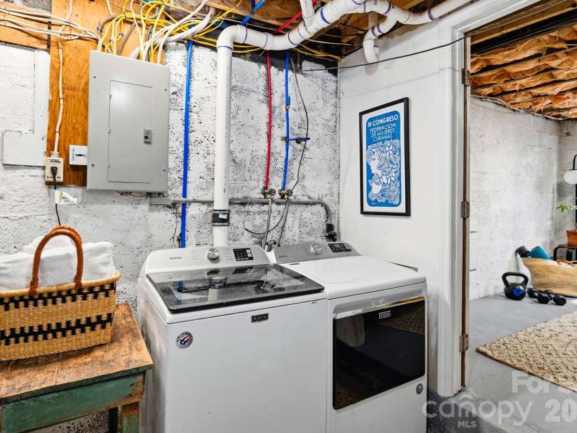 38 Aurora Drive, Asheville, NC 28805.  MLS# CAR4390235, YatesRealty ID 30965. 