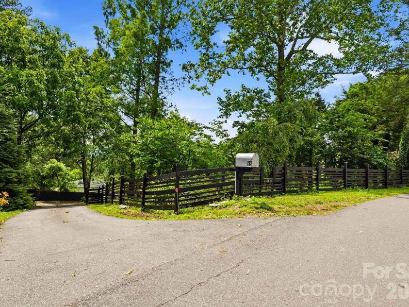 38 Aurora Drive, Asheville, NC 28805.  MLS# CAR4390235, YatesRealty ID 30965. 