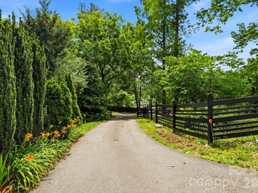 38 Aurora Drive, Asheville, NC 28805.  MLS# CAR4390235, YatesRealty ID 30965. 