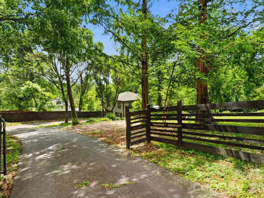 38 Aurora Drive, Asheville, NC 28805.  MLS# CAR4390235, YatesRealty ID 30965. 
