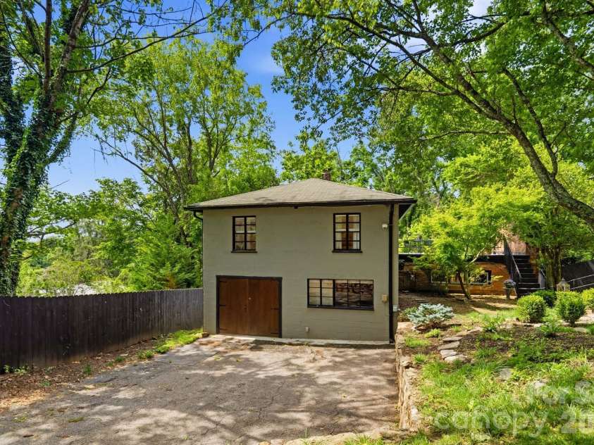 38 Aurora Drive, Asheville, NC 28805.  MLS# CAR4390235, YatesRealty ID 30965. 