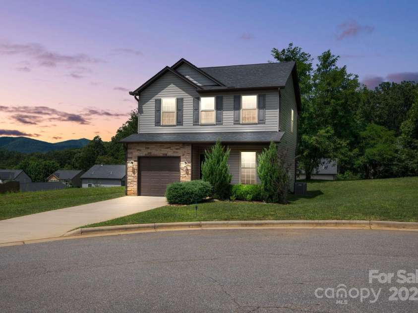 8 Ringed Teal Court, Arden, NC 28704.  MLS# CAR4289804, YatesRealty ID 30967. Welcome home.